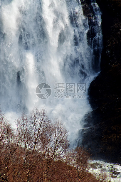 春天的瀑布白色溪流山脉图片