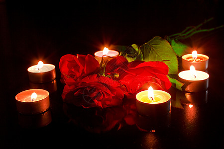 红玫瑰和蜡烛奢华闪电和声玫瑰疗法花朵温泉烧伤呵护花瓣图片