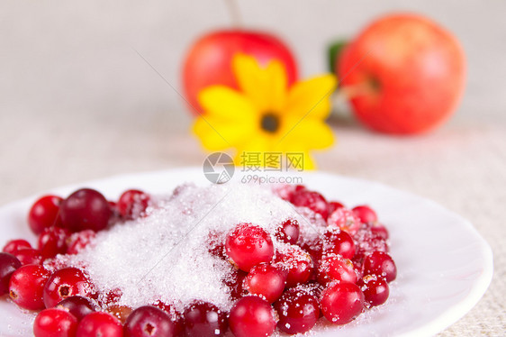 奶糖中的牛莓对苹果和一朵花图片