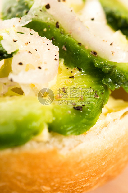 木板上含鳄梨的三明治美食面包洋葱草本植物绿色碎片午餐蔬菜叶子健康图片