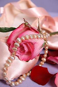 芭蕾舞鞋玫瑰芭蕾舞首饰戏服细绳珍珠粉色配件背景图片