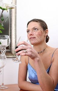 美丽的女人嘴唇紫色酒精饮料玻璃首饰发型裙子化妆品姿势图片