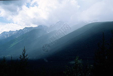 加拿大洛基山雨图片