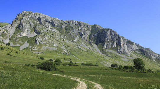 Trascau山瓦砾岩石旅行天空人行道蓝色小路山峰远足悬崖图片