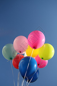 清蓝天空中的多彩气球紫色空气派对粉色黄色乐趣幸福白色蓝色绿色图片