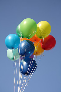 清蓝天空中的多彩气球空气彩虹幸福生日乐趣绿色橙子红色派对紫色图片