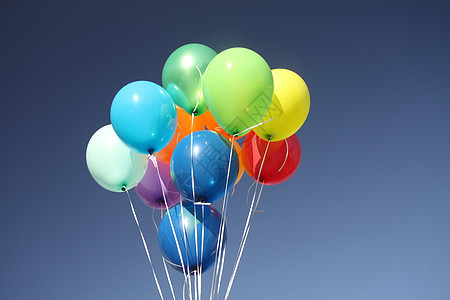 清蓝天空中的多彩气球幸福彩虹乐趣红色橙子蓝色绿色庆典紫色派对图片