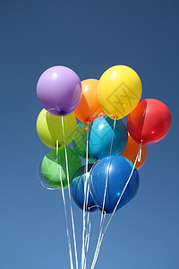 清蓝天空中的多彩气球彩虹绿色黄色蓝色橙子乐趣红色紫色庆典幸福图片