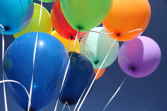 清蓝天空中的多彩气球派对紫色绿色黄色橙子庆典蓝色生日幸福空气图片