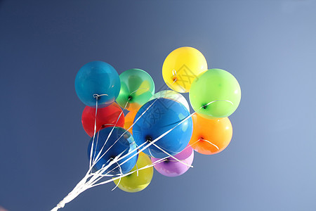 清蓝天空中的多彩气球黄色绿色彩虹空气生日橙子蓝色派对红色幸福图片