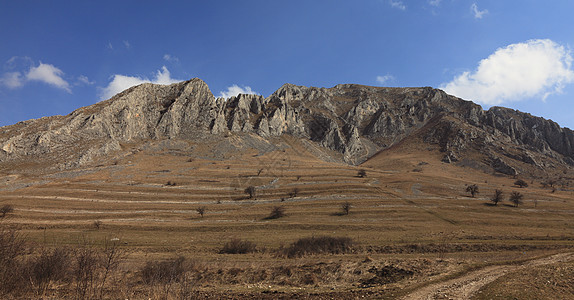 罗马尼亚Trascau山多云山峰山脉远足岩石悬崖天空旅行瓦砾宽慰图片