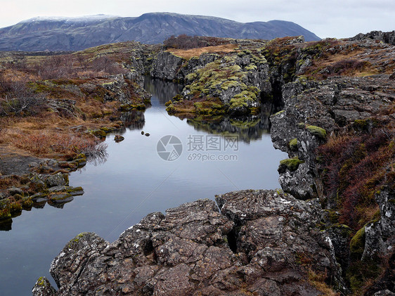 冰岛廷韦利尔苔藓池塘历史性公园脆皮裂缝国家岩石三角形反射图片