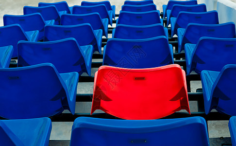 足球场的蓝色和红色座位图片