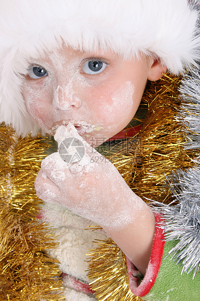 烤圣诞饼干绿色帽子儿童面粉白色男生厨房烘烤红色图片
