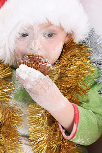 烤圣诞饼干帽子儿童面粉烘烤红色绿色男生厨房白色图片