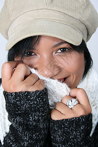 冬季妇女化妆品姿势帽子季节工作室球衣微笑围巾黑发女士图片