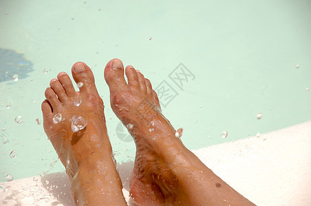 脚和水奢华天堂运动女士享受水池闲暇蓝色假期寒意图片