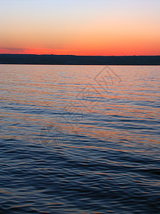 高级日落湖湖泊场景太阳日落风景旅行反射波纹粉色射线图片