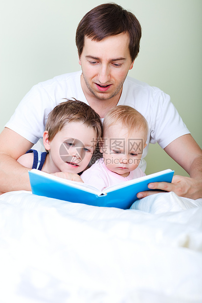 家庭阅读儿子兄弟男生女孩成人姐姐幸福教育男性房间图片