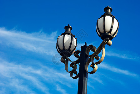 老旧灯笼天空灯柱路灯灯杆灯泡照片邮政蓝色古董街道图片