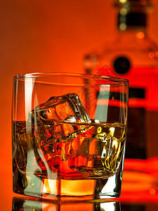 威士忌反射琥珀色液体岩石红色冰块棕色立方体玻璃色彩图片