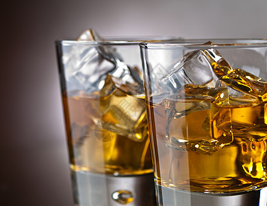 威士忌饮料活力麦芽棕色烈酒立方体冰块色彩红色玻璃图片
