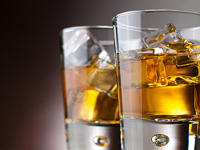 威士忌立方体玻璃岩石瓶子液体烈酒琥珀色活力麦芽反射图片