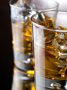 威士忌琥珀色烈酒色彩酒精活力麦芽岩石玻璃立方体液体图片