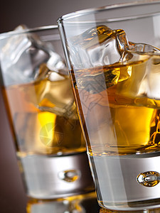 威士忌立方体红色反射棕色液体烈酒饮料瓶子玻璃色彩图片