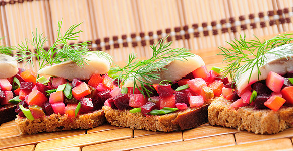 配有黑麦面包 牧草和蔬菜的三明治维生素自助餐风格健康饮食草药土豆午餐黄瓜拼盘沙拉图片