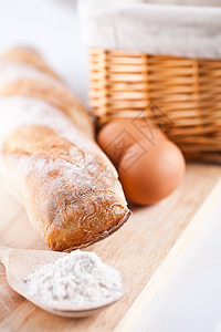 面包 面粉 鸡蛋和厨房用黄色白色棕色耳朵谷物木板烹饪用具桌子脆皮图片