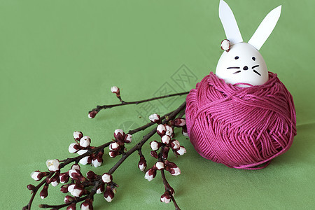 装饰复活节兔子和樱花花紫色树枝绿色花朵绞线耳朵粉色花束图片