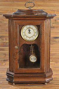 带钟表的孤立旧时装木制时钟图片