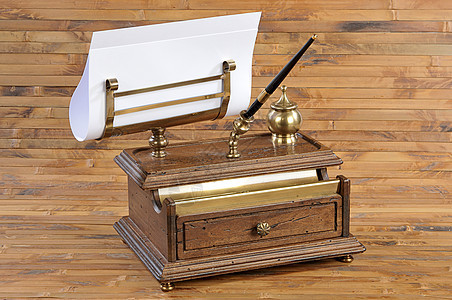 用于写作的老旧设置竹子祖母钢笔墨水瓶盒子办公室信纸纸叶青铜棕色背景图片
