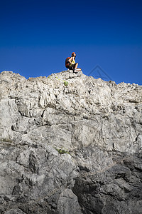 徒行旅行天空蓝天远足登山者顶峰成就冒险岩石橙子头发背景图片