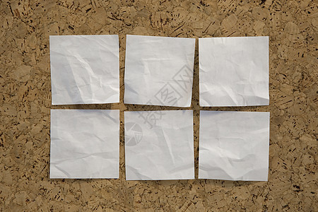 软木板上的6个空白白提醒便笺图片