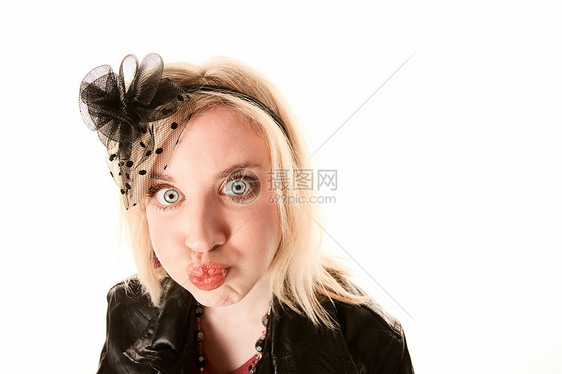 美丽的年轻女孩 做一个有趣的面孔呼吸脸颊皮革女士成人夹克眼睛金发女郎头巾嘴唇图片