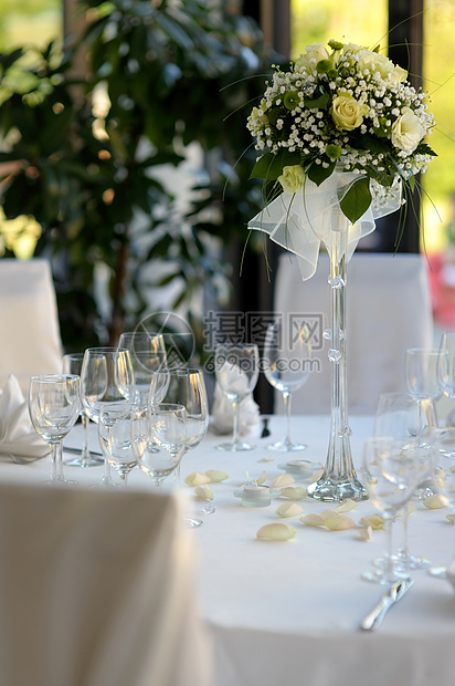 节庆聚会或晚宴的桌子午餐玫瑰玻璃餐厅服务用餐婚礼器皿桌布高脚杯图片