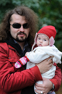 年幼的父亲和他的孩子夹克眼镜太阳压痛女儿父母男性头发女孩胡须图片