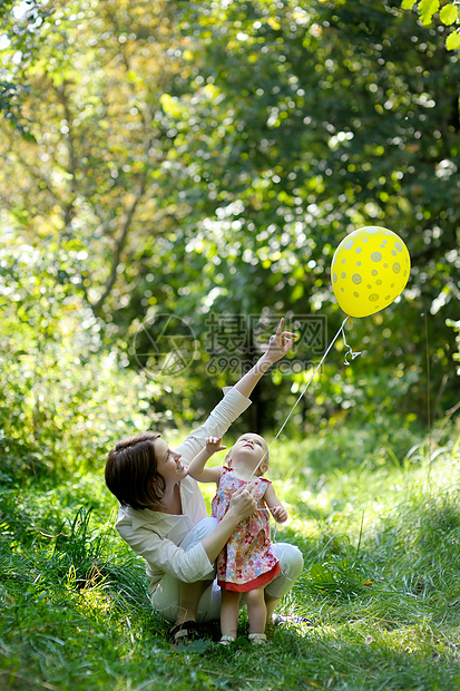 年轻妈妈和小宝宝看着气球看气球图片