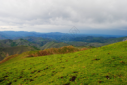 比利牛人绿色愤怒远足游客地区山脉景点旅行吸引力登山图片