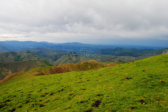 比利牛人绿色愤怒远足游客地区山脉景点旅行吸引力登山图片