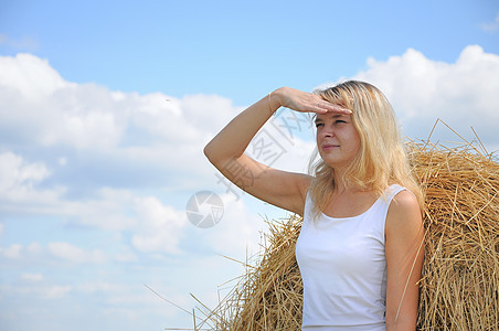 女孩从干草里看出来图片