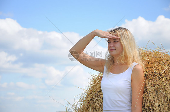 女孩从干草里看出来图片