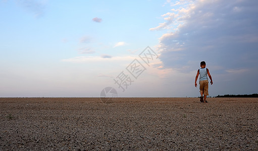 男孩在沙沙沙漠中图片