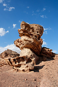 以色列石化沙漠中以蘑菇形式呈现的采样橙色岩石砂岩风景内盖夫风化山脉小路游客侵蚀石头雕刻图片