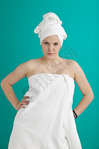 洗完澡后带毛巾的年轻女子图片