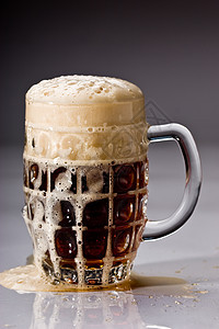 巴米啤酒饮料泡沫啤酒玻璃烧杯图片