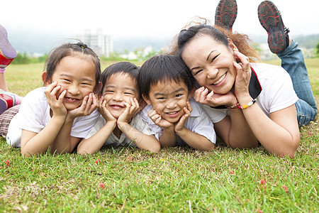 母亲节快乐 母亲和孩子在绿地上与亚洲母亲图片