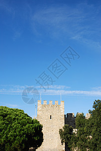 葡萄牙里斯本圣豪尔赫城堡历史性纪念碑蓝色绿色城市植物群观光建筑学废墟风景图片